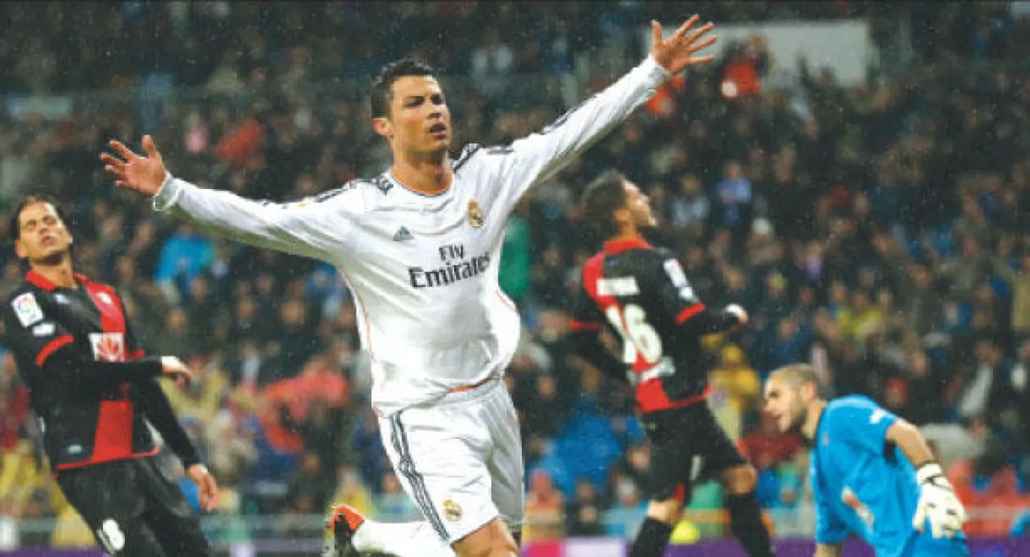 رونالدو نجم ريال مدريد يحتفل بهدفه في شباك رايو فايكانو لكن رغم ذلك تعرض لاستهجان الجماهير (رويترز)