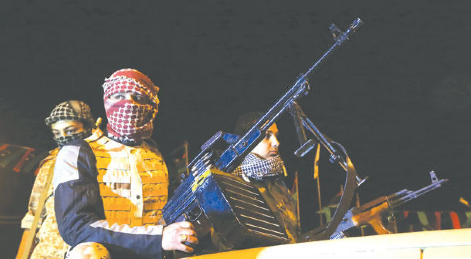 صورة تعود الى فبراير الماضي لأفراد من إحدى الميليشات في ميدان التحرير بمدينة بنغازي (رويترز)