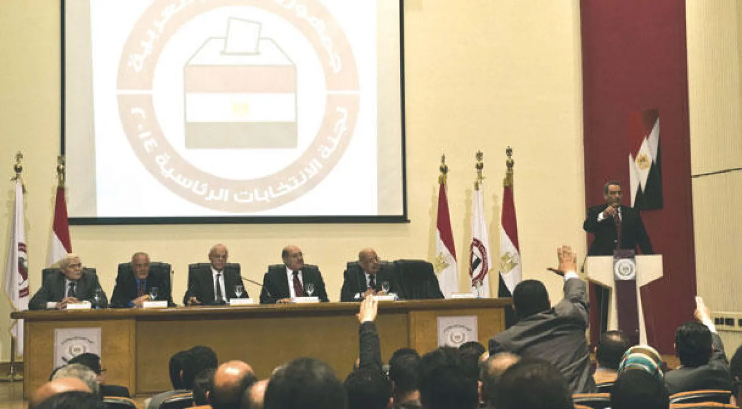 اللجنة العليا للانتخابات خلال المؤتمر الصحافي حيث أعلن عن الجدول الزمني للاستحقاق الرئاسي المصري في القاهرة أمس (أ.ف.ب)