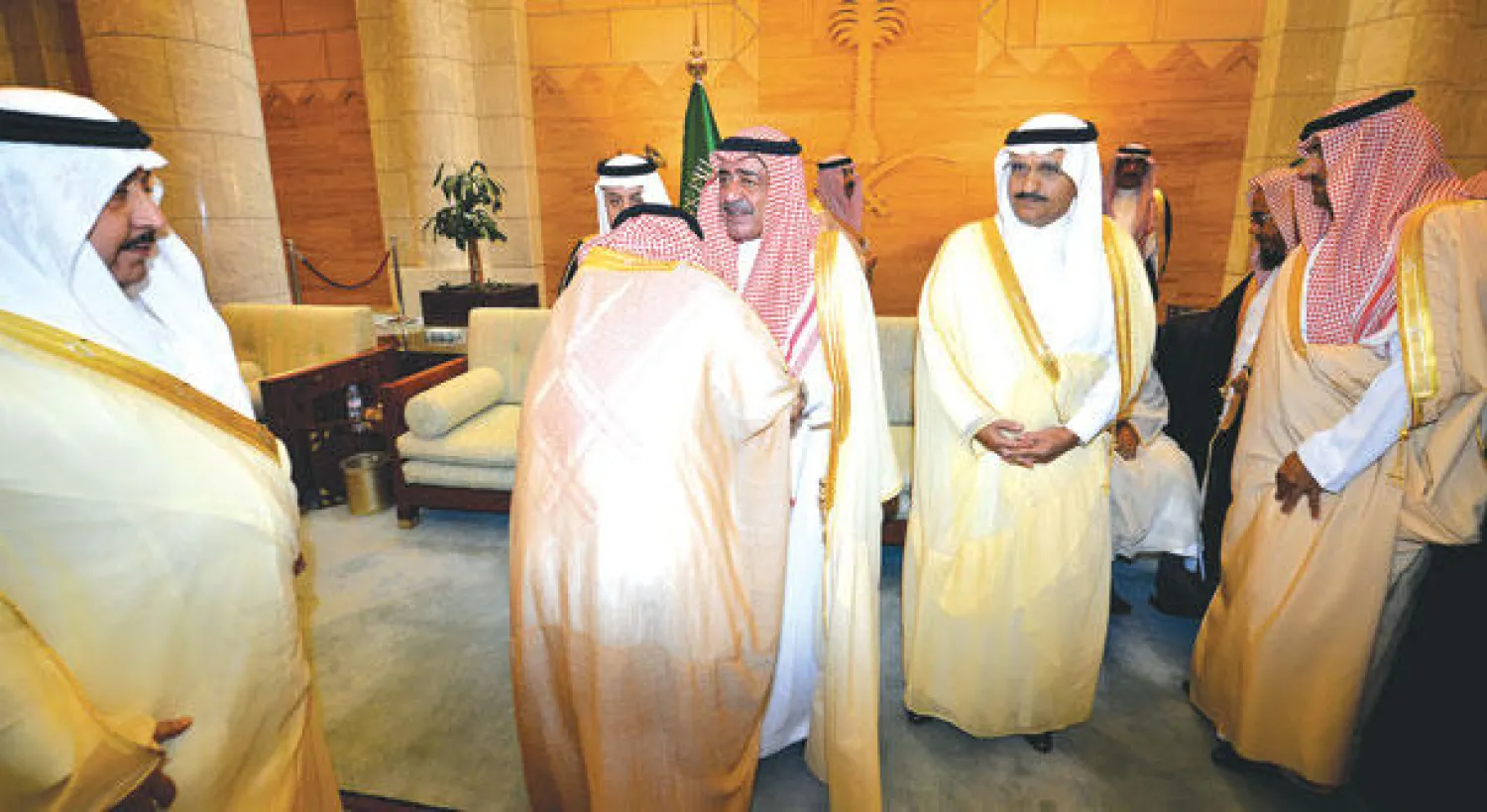 الأمير مقرن خلال تلقيه البيعة من الأمراء وكبار مسؤولي الدولة في قصر الحكم أمس (واس)