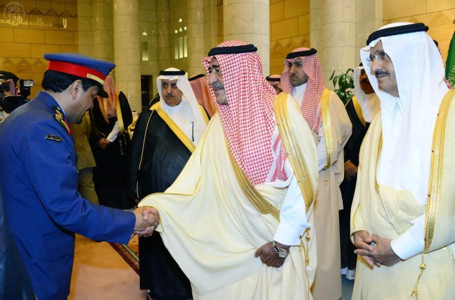 مسؤولو وأهالي منطقة الأحساء لدى مبايعتهم للأمير مقرن وليا لولي العهد