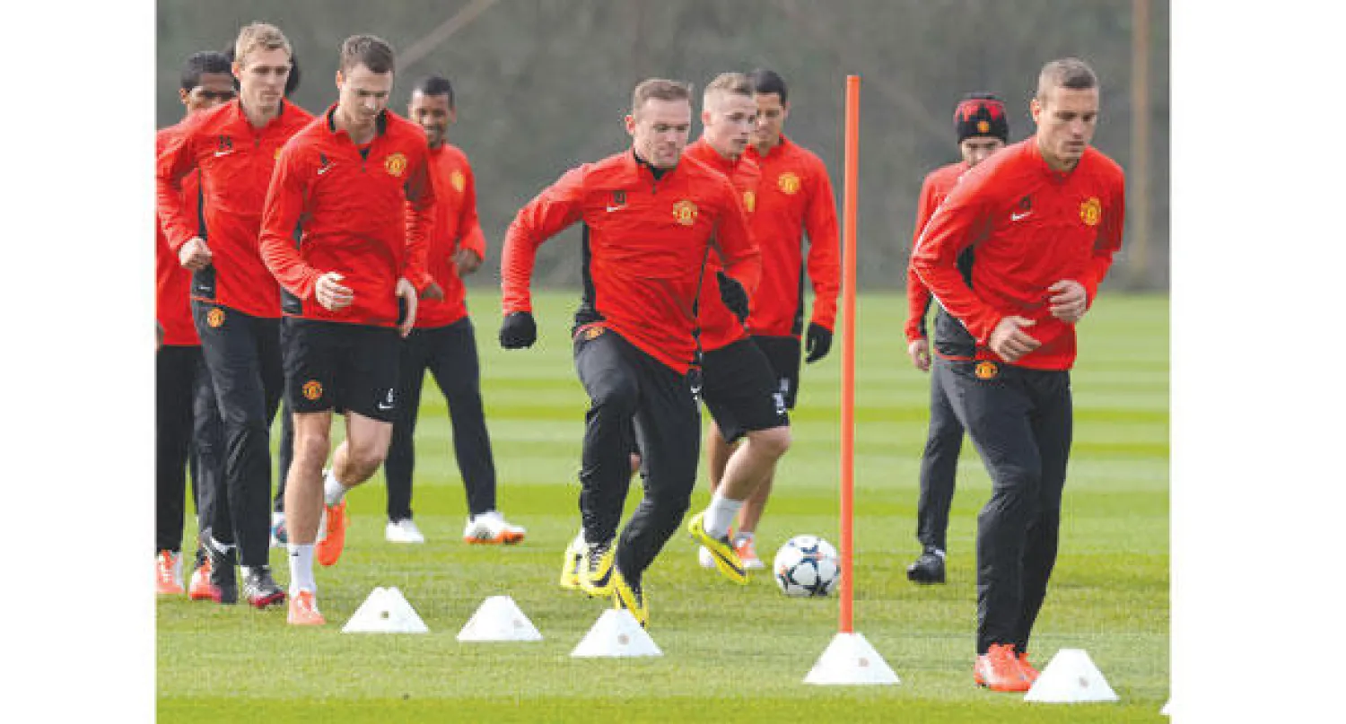 لاعبو مانشستر يونايتد خلال التدريبات أمس استعدادا للمواجهة الصعبة أمام بايرن ميونيخ (أ.ف.ب)