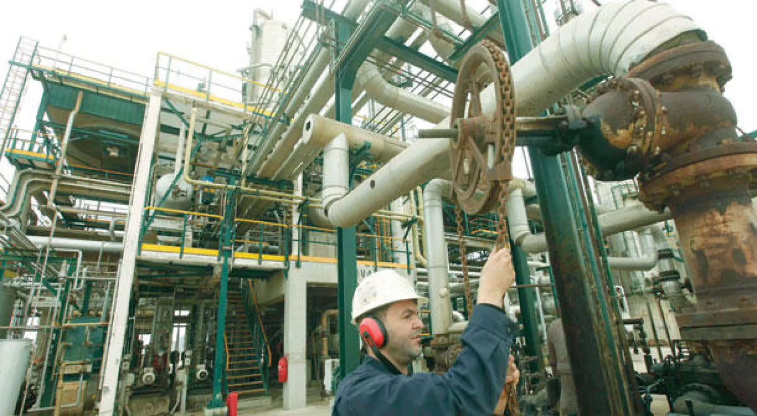 جانب من مصفاة {الزاوية} في ليبيا (رويترز)