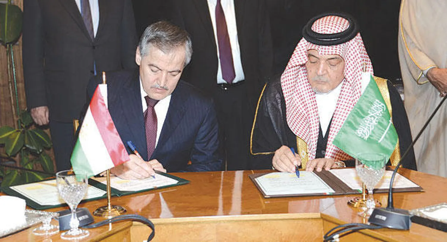 الأمير سعود الفيصل وسراج الدين أوصلوف خلال توقيع مذكرة تفاهم بين الوزارتين  في الرياض أمس (واس)