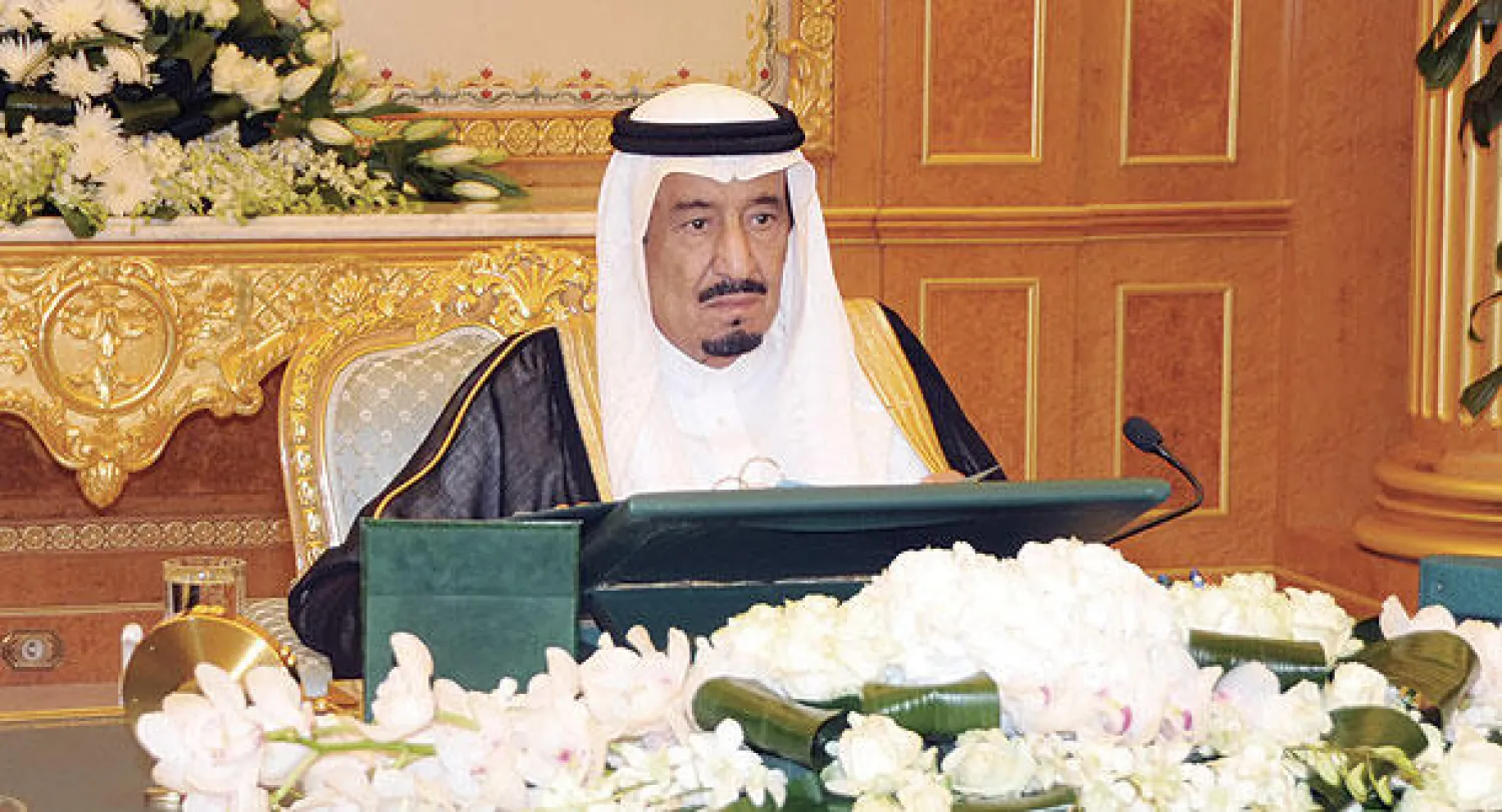 الأمير سلمان بن عبد العزيز لدى ترؤسه جلسة مجلس الوزراء أمس (واس)