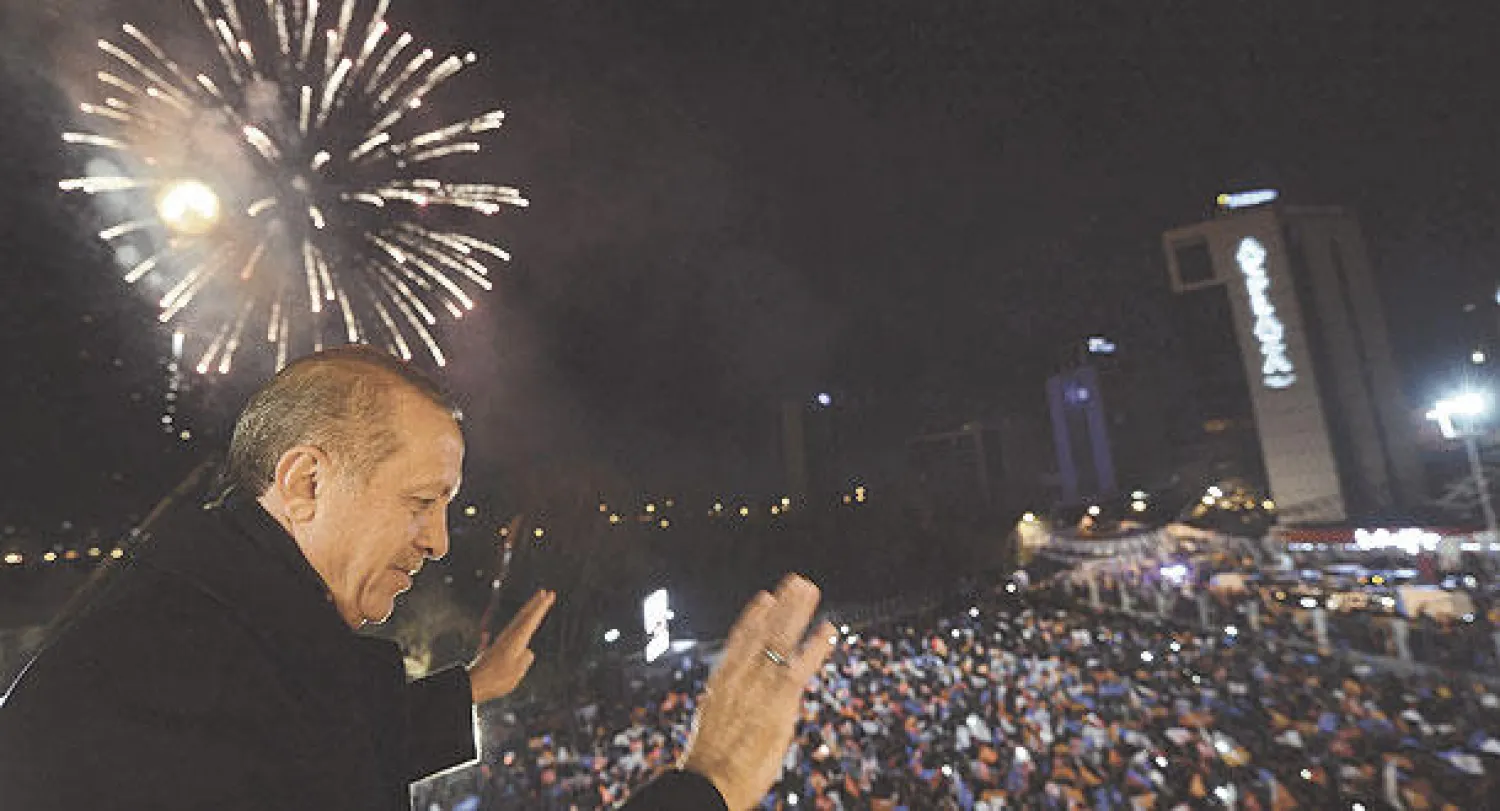 رئيس الوزراء التركي رجب طيب إردوغان يحيي أنصاره في أنقرة بعد إعلان فوز حزبه (العدالة والتنمية) في الانتخابات البلدية مساء أول من أمس (أ.ف.ب)