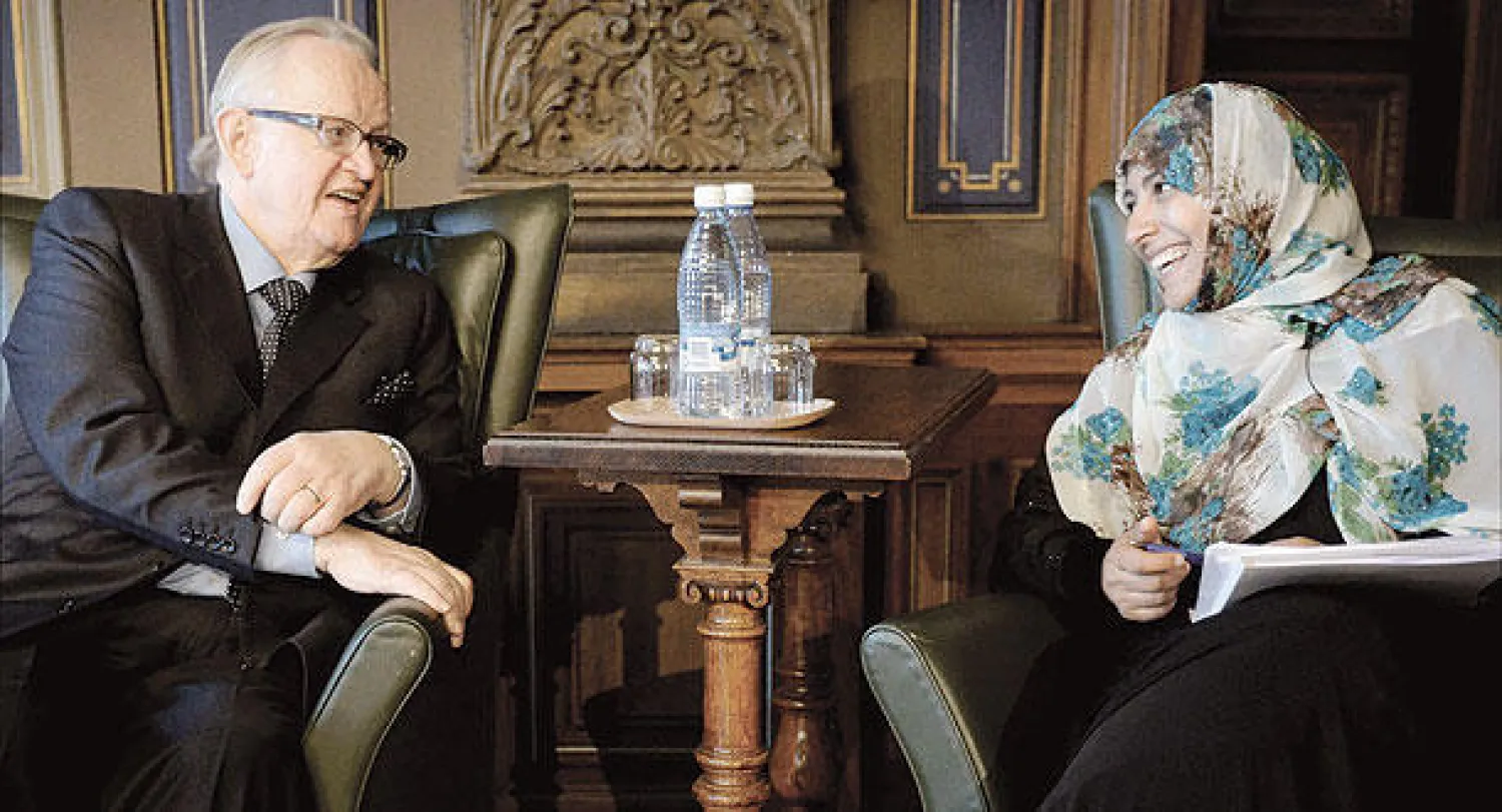 الرئيس الفنلندي السابق يتحدث إلى توكل كرمان الحائزة جائزة نوبل لسلام 2011  خلال مؤتمر للحوار في هلسنكي أمس (رويترز)