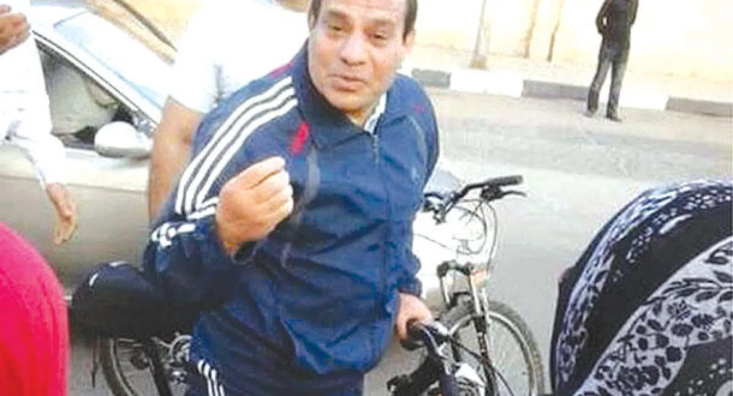 المشير عبد الفتاح السيسي خلال تريضه وحديثه مع بعض المواطنين أول من أمس (موقع حملة السيسي للرئاسة)