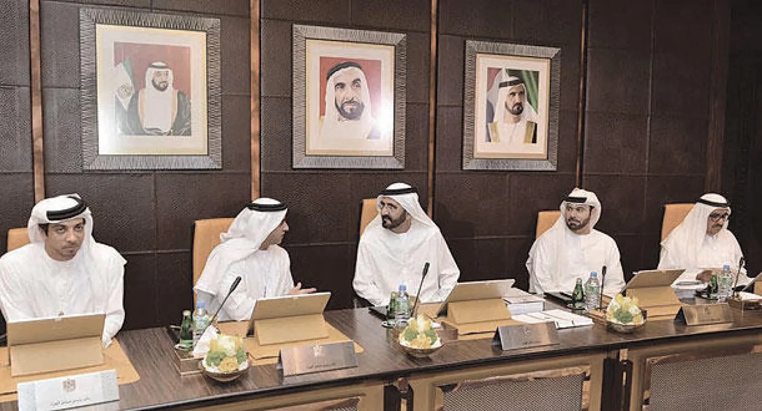 الشيخ محمد بن راشد خلال ترؤسه مجلس الوزراء أمس في العاصمة أبوظبي (وام)