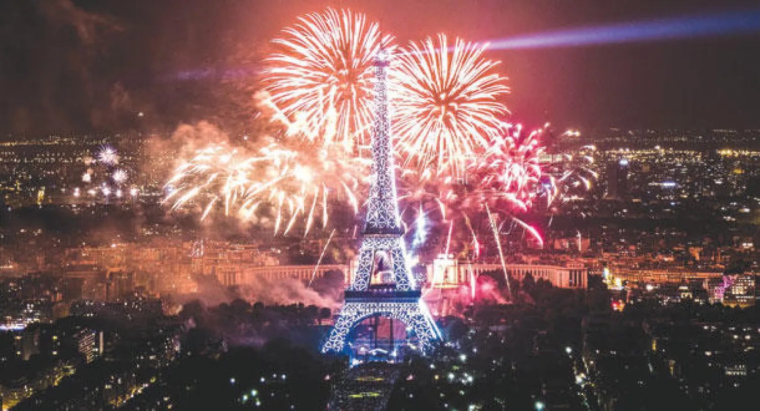 برج إيفل.. مهرجان من النور في ليالي باريس