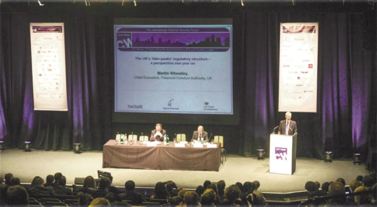 جانب من جلسات المنتدى الدولي للخدمات المالية في لندن أمس (تصوير: جيمس حنا)