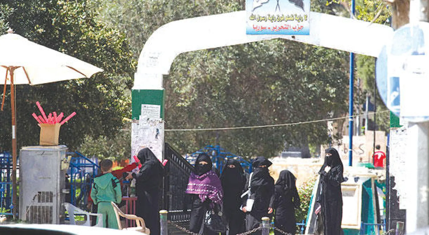 سوريات في أحد شوارع الرقة (شمال) حيث فرض تنظيم {داعش} قوانين صارمة تفرض على النساء ارتداء النقاب (رويترز)