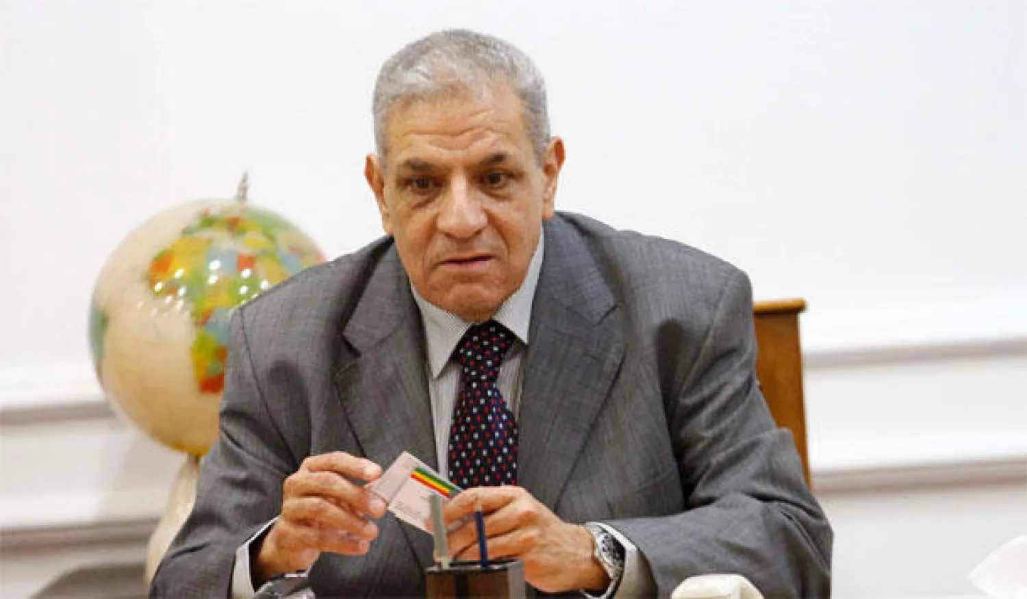 محلب يفتتح عددا  من المشروعات الخدمية