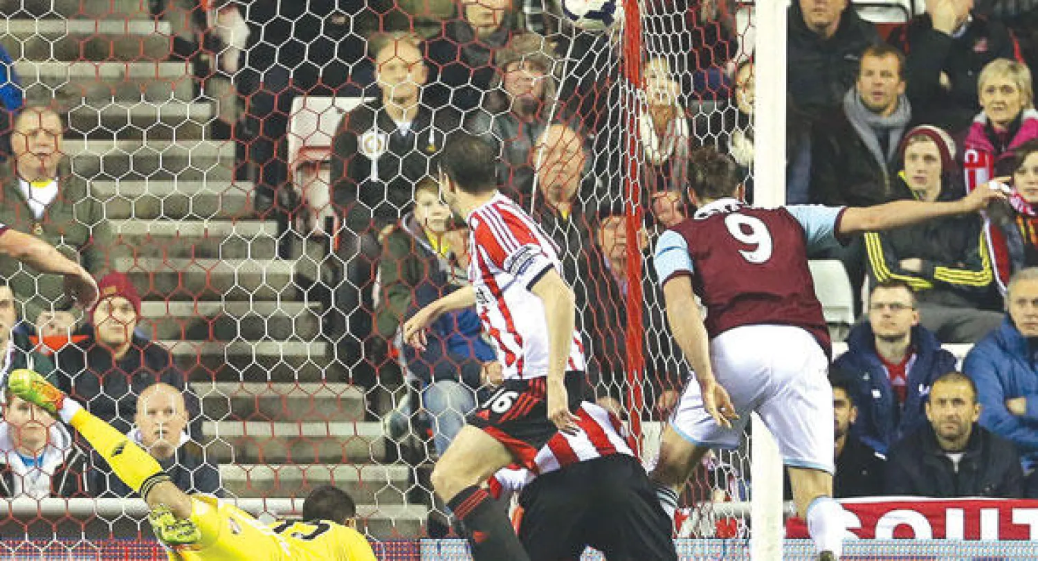 اندي كارول نجم وستهام (يمين) يسجل برأسه في شباك سندرلاند (أ.ف.ب)