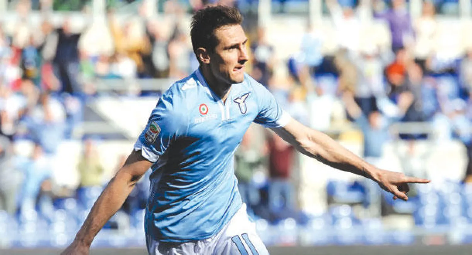 كلوزه عاد للتألق مع لاتسيو ليوجه رسالة اطمئنان للمنتخب الألماني (أ.ب)