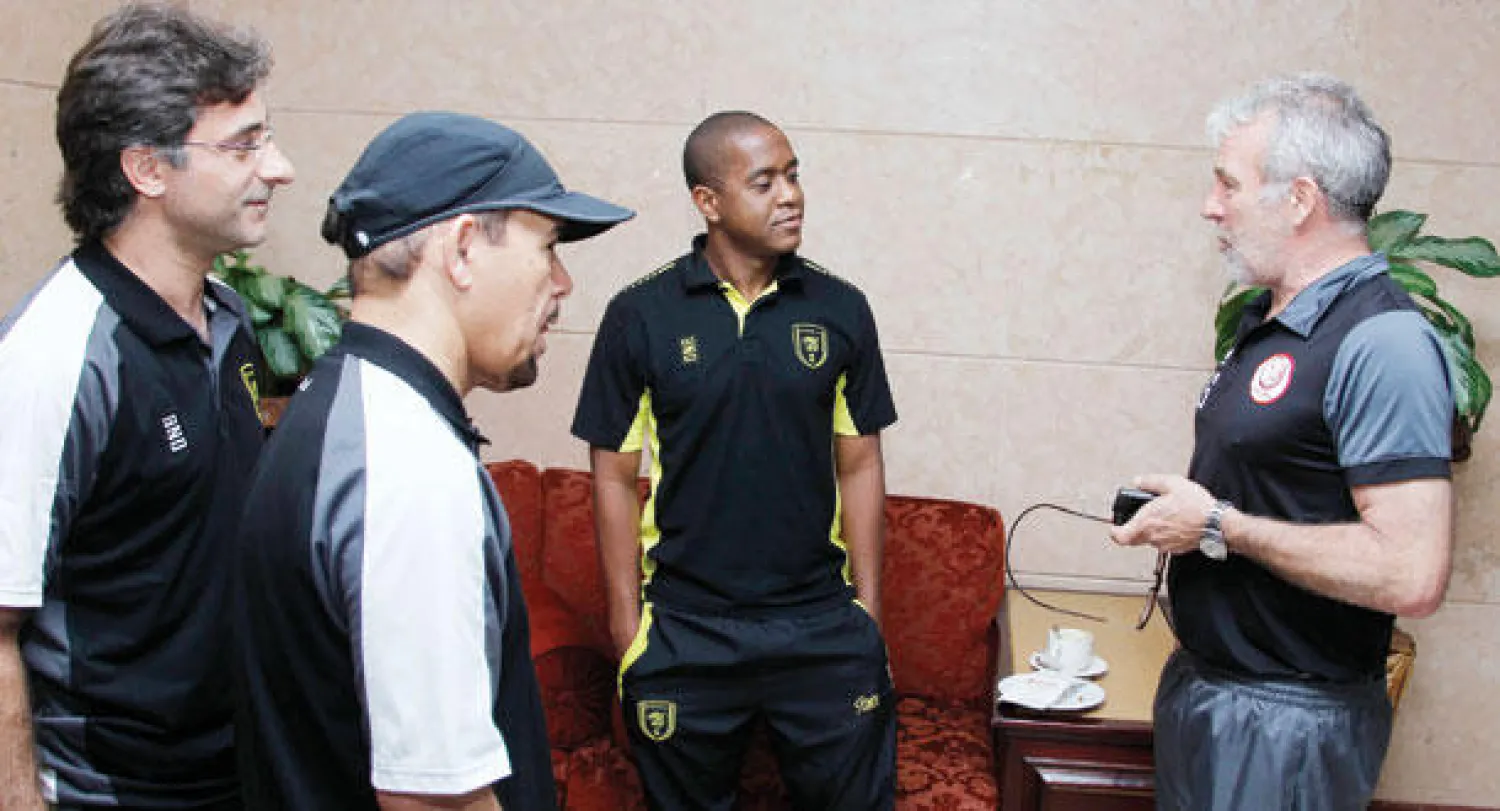 غريتس مدرب لخويا القطري في حديث جانبي مع خالد القروني مدرب الاتحاد قبل المؤتمر الصحافي (تصوير: عبد الله آل محسن)