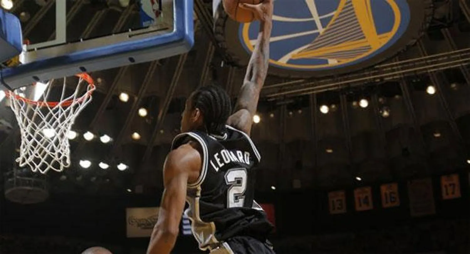 سان أنطونيو يحقق فوزه الثامن على التوالي في {السلة} الأميركية