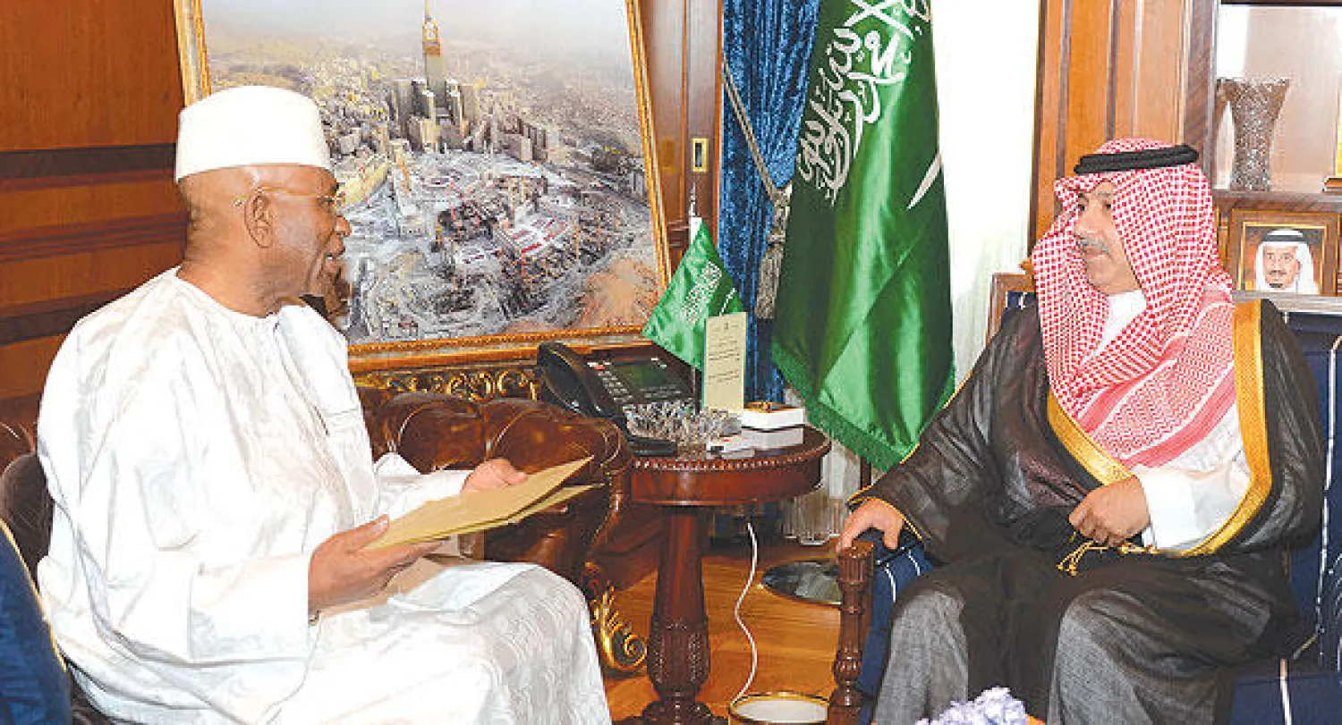 نائب وزير الخارجية السعودي لدى تسلمه رسالة الرئيس الجامبي لخادم الحرمين من سفير جامبيا لدى السعودية (واس)