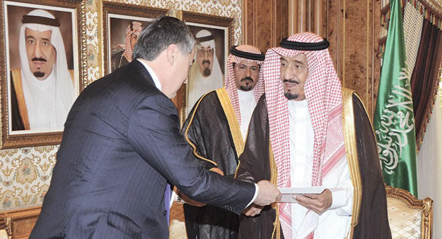 الأمير سلمان بن عبد العزيز لدى تسلمه رسالة الرئيس الطاجيكستاني  خلال لقائه وزير الخارجية سراج الدين أوصلوف (واس)