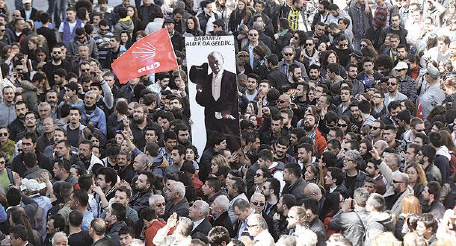 أنصار حزب الشعب الجمهوري يرددون هتافات أمام مقر المجلس الانتخابي الأعلى في أنقرة أمس (أ.ف.ب)