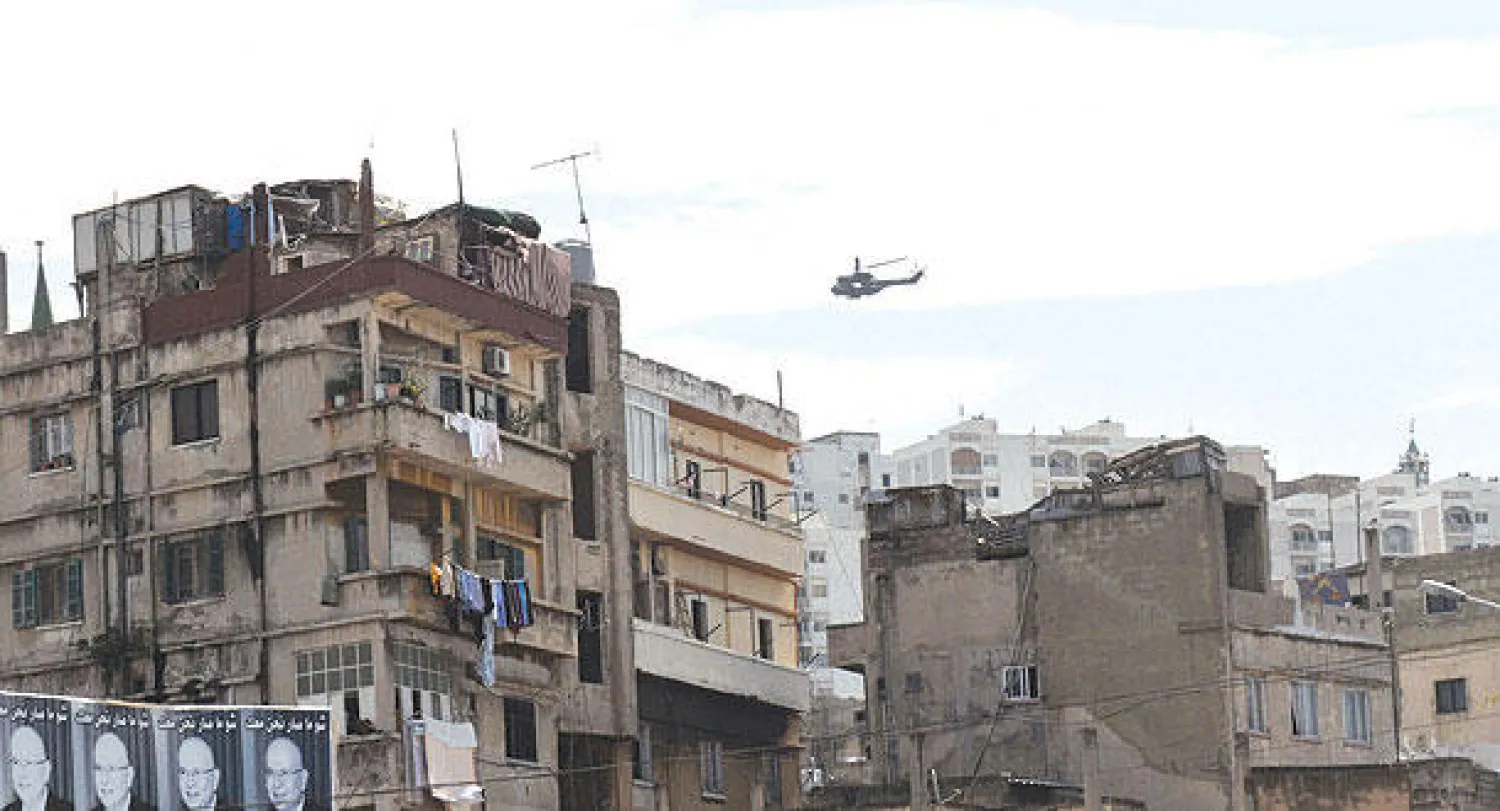 هليكوبتر تحلق في سماء طرابلس أمس وسط إجراءات أمنية اتخذها الجيش اللبناني لإعادة الاستقرار إلى المدينة (أ.ف.ب)