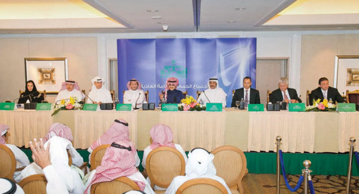 الأمير الوليد بن طلال وأعضاء مجلس الإدارة في اجتماع الجمعية العمومية في الرياض الاثنين الماضي