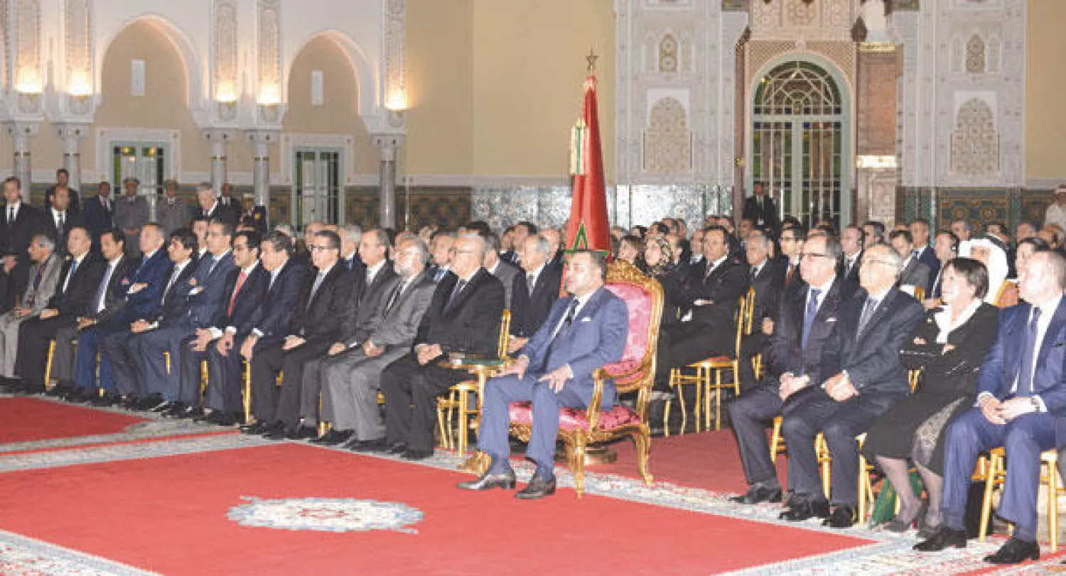 الملك محمد السادس لدى إشرافه أمس على توقيع ثماني اتفاقيات تتعلق  بمشروع «وصال الدار البيضاء - الميناء» الذي ينجز بشراكة مع أربعة صناديق سيادية خليجية (ماب)