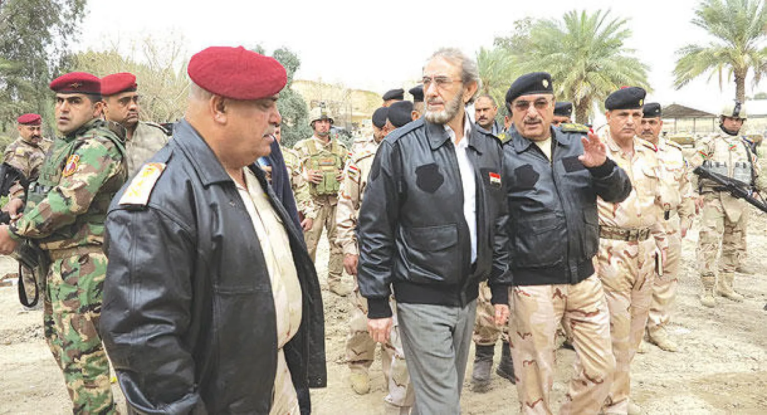 سعدون الدليمي وزير الدفاع العراقي (وكالة) في زيارة للقطعات العسكرية بالأنبار في 20 مارس الماضي (أ.ب)
