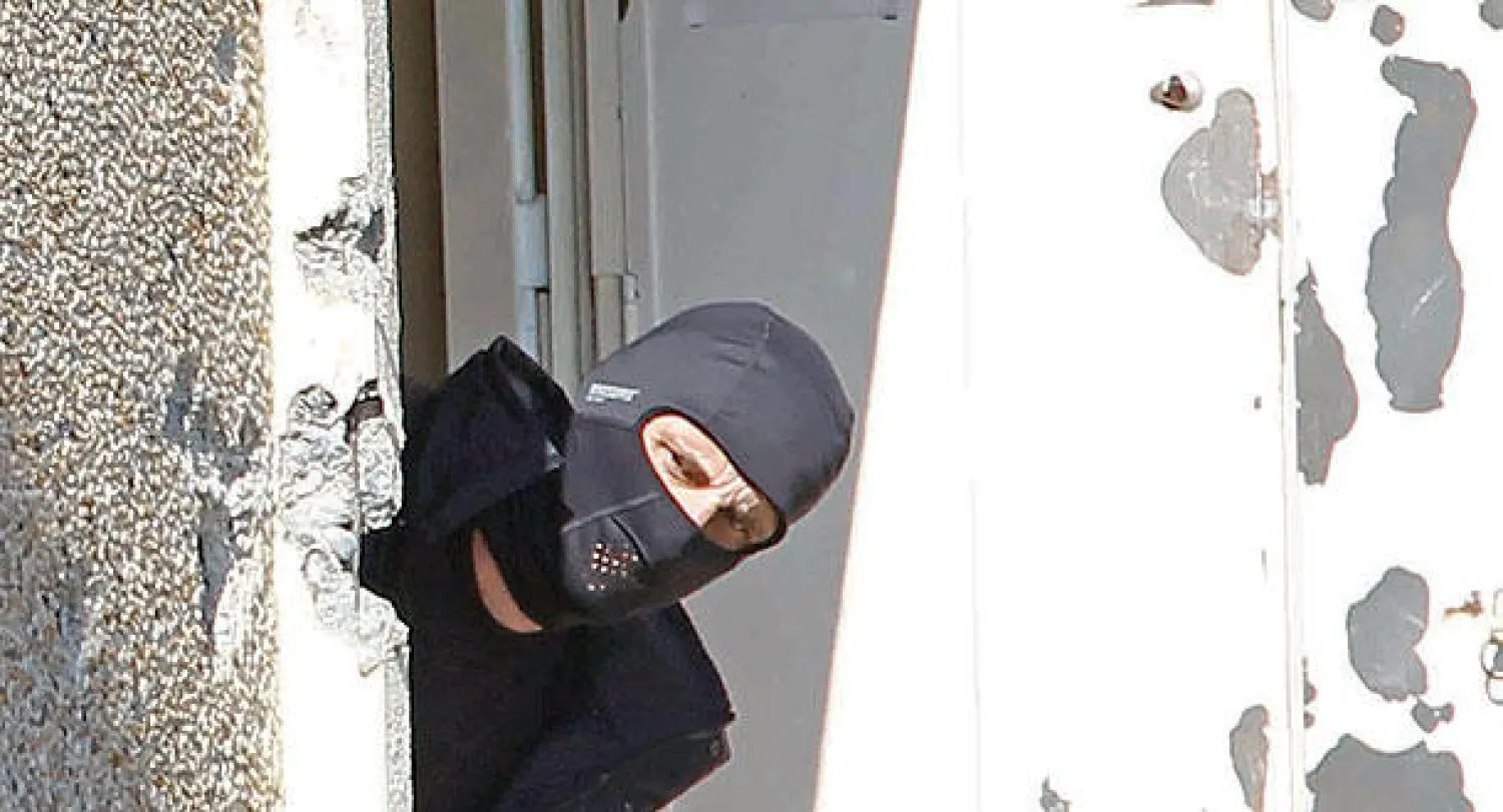 صورة أرشيفية لعنصر أمن فرنسي خلال عمليات دهم في تولوز بحثا عن جهاديين يشتبه في صلاتهم بالقتال في سوريا (أ.ب)