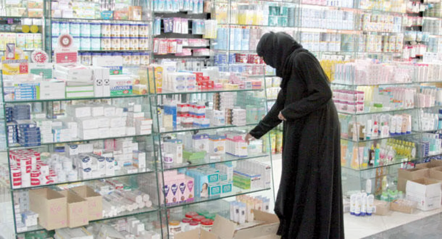 متسوقة في صيدلية بالعاصمة الرياض («الشرق الأوسط»)