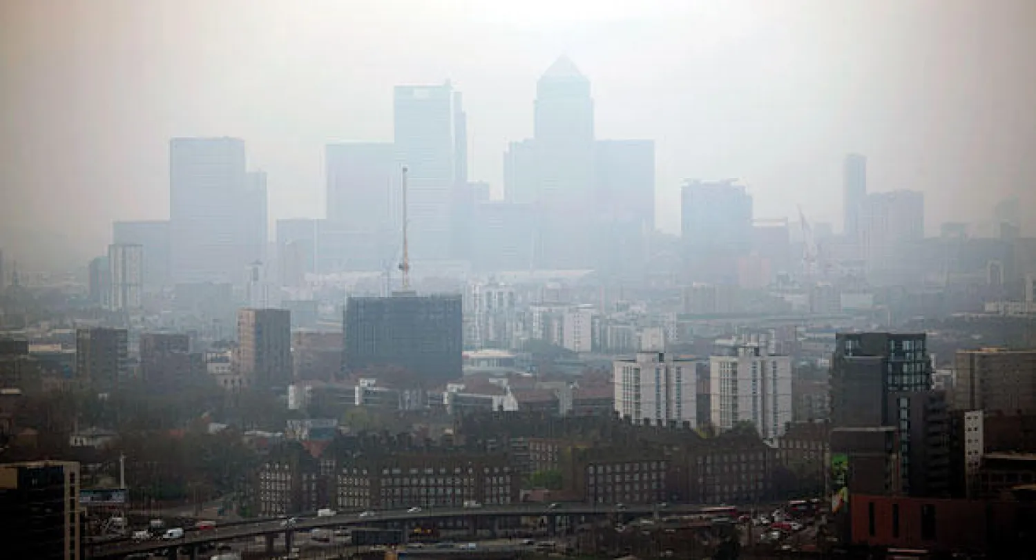 ناطحات السحاب في منطقة كناري وارف في لندن يحجبها الدخان الناجم عن التلوث (أ.ب)