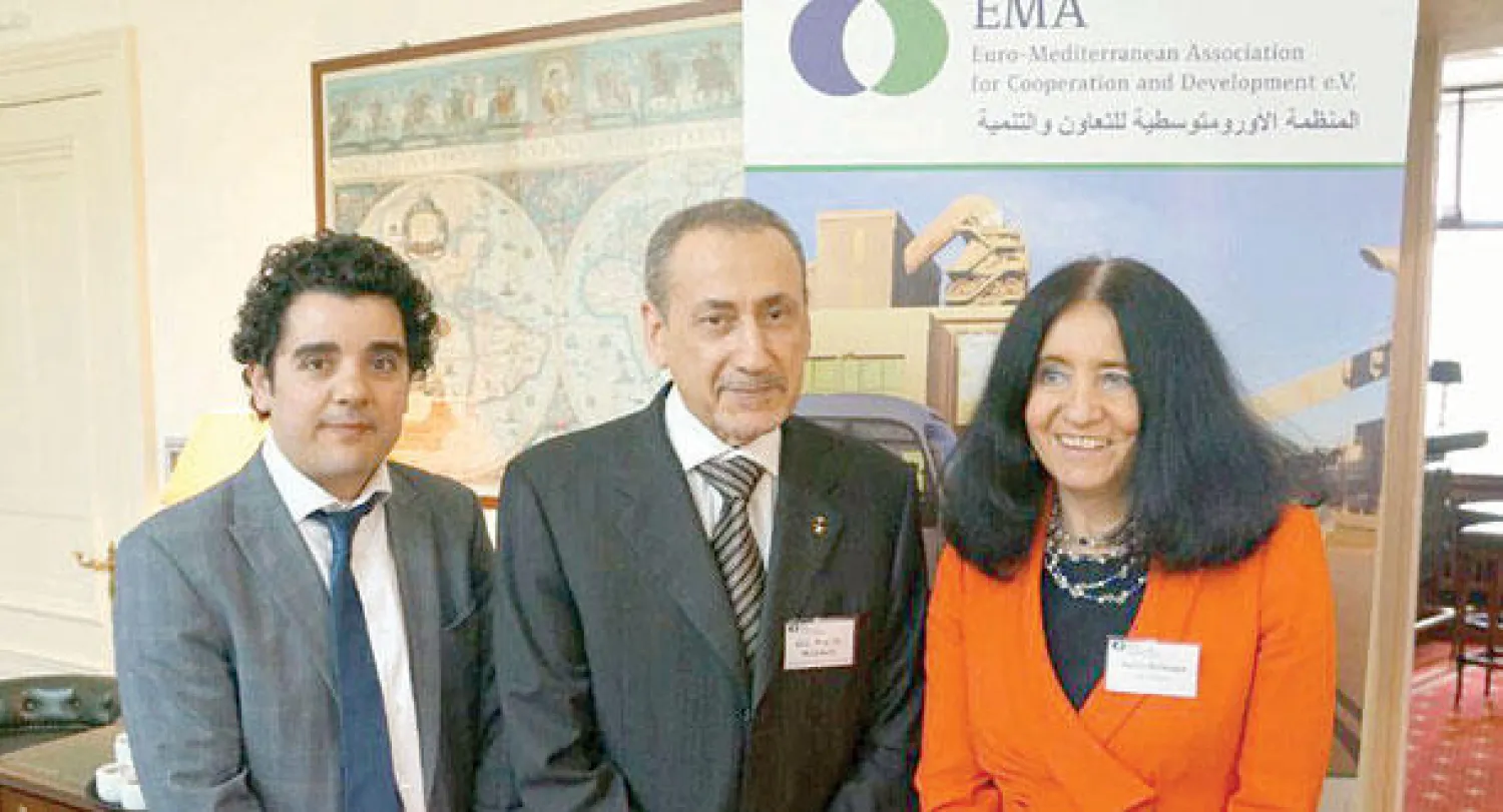 شوستر (يمين) وشبكشي والعيادي