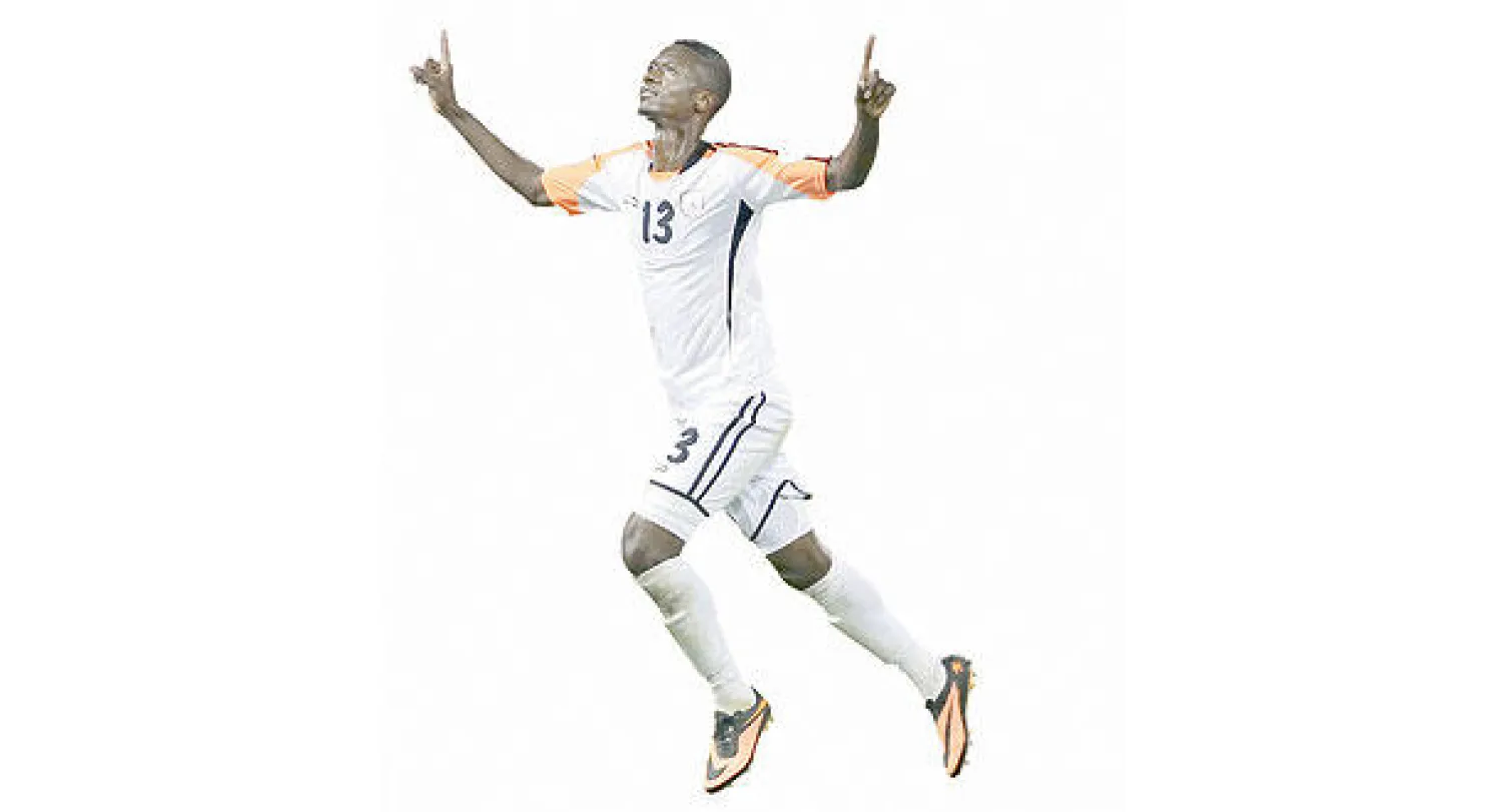 حسن معاذ محتفلا بهدف الشباب الثاني (رويترز)