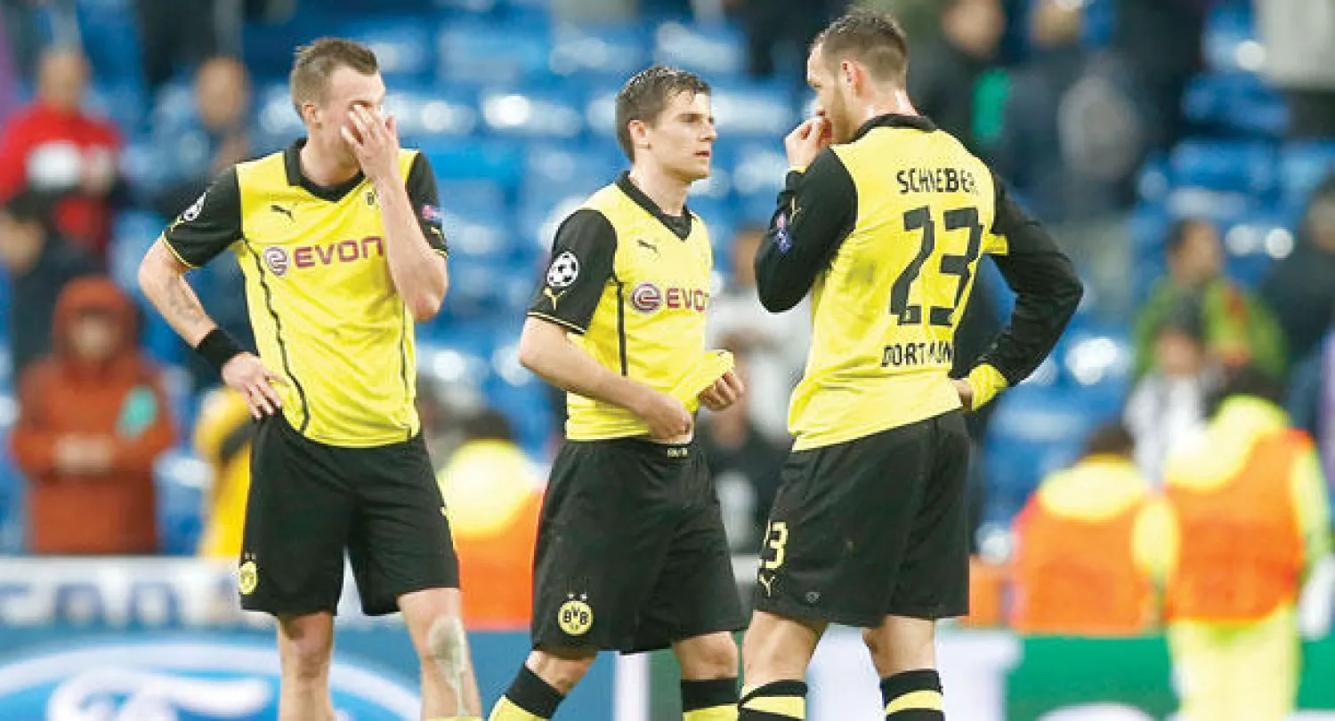 لاعبو دورتموند يستأنفون مسيرتهم في الدوري الألماني وسط أجواء حزينة بعد الهزيمة في دوري الأبطال (أ.ب)