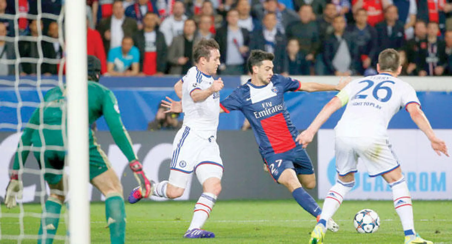 باستوري مهاجم سان جيرمان في المنتصف يسدد وسط حراسة مدافعي تشيلسي ليحرز هدف فريقه الثالث (إ.ب.أ)