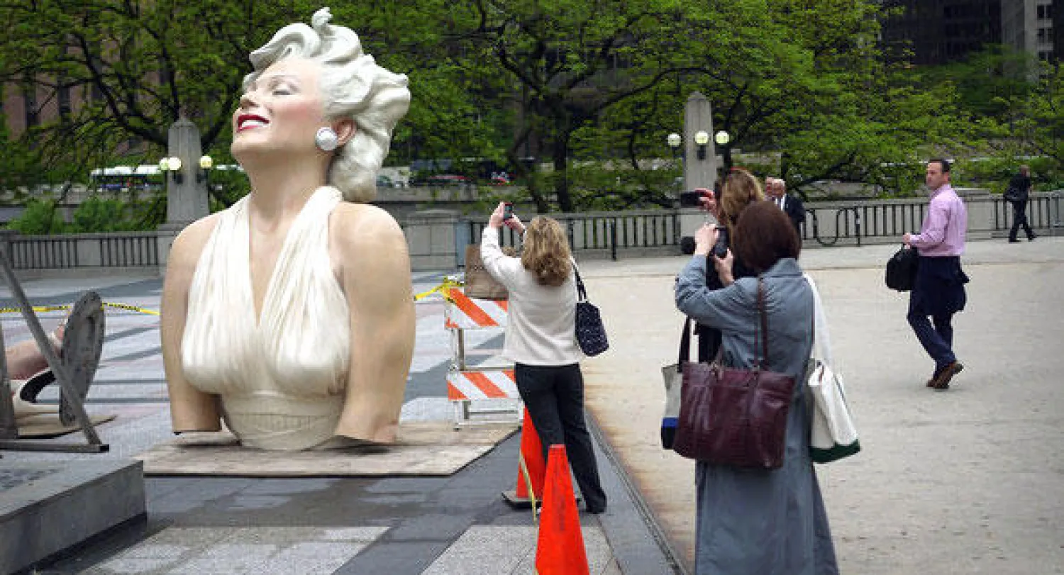 تفكيك تمثال عملاق للممثلة الشهيرة مارلين مونرو