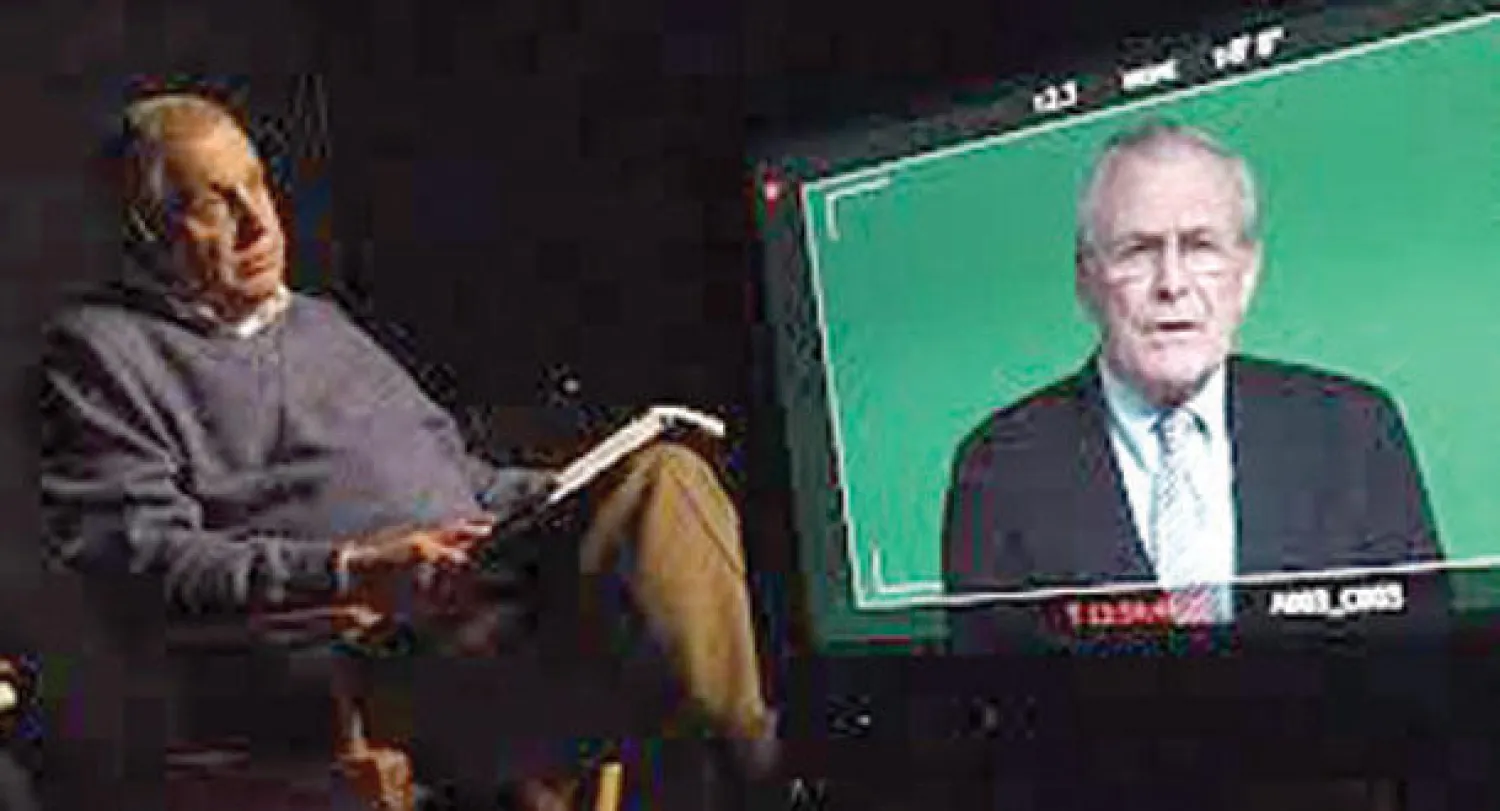 مخرج الفيلم إيرول موريس يتحدث إلى وزير الدفاع الأميركي الأسبق دونالد رامسفيلد خلال الفيلم