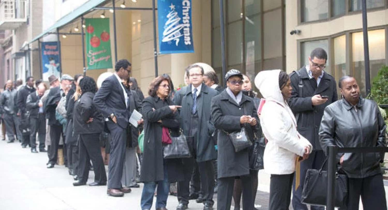 أميركيون مستحقون لإعانة البطالة يقفون في طابور للحصول عليها  (نيويورك تايمز)