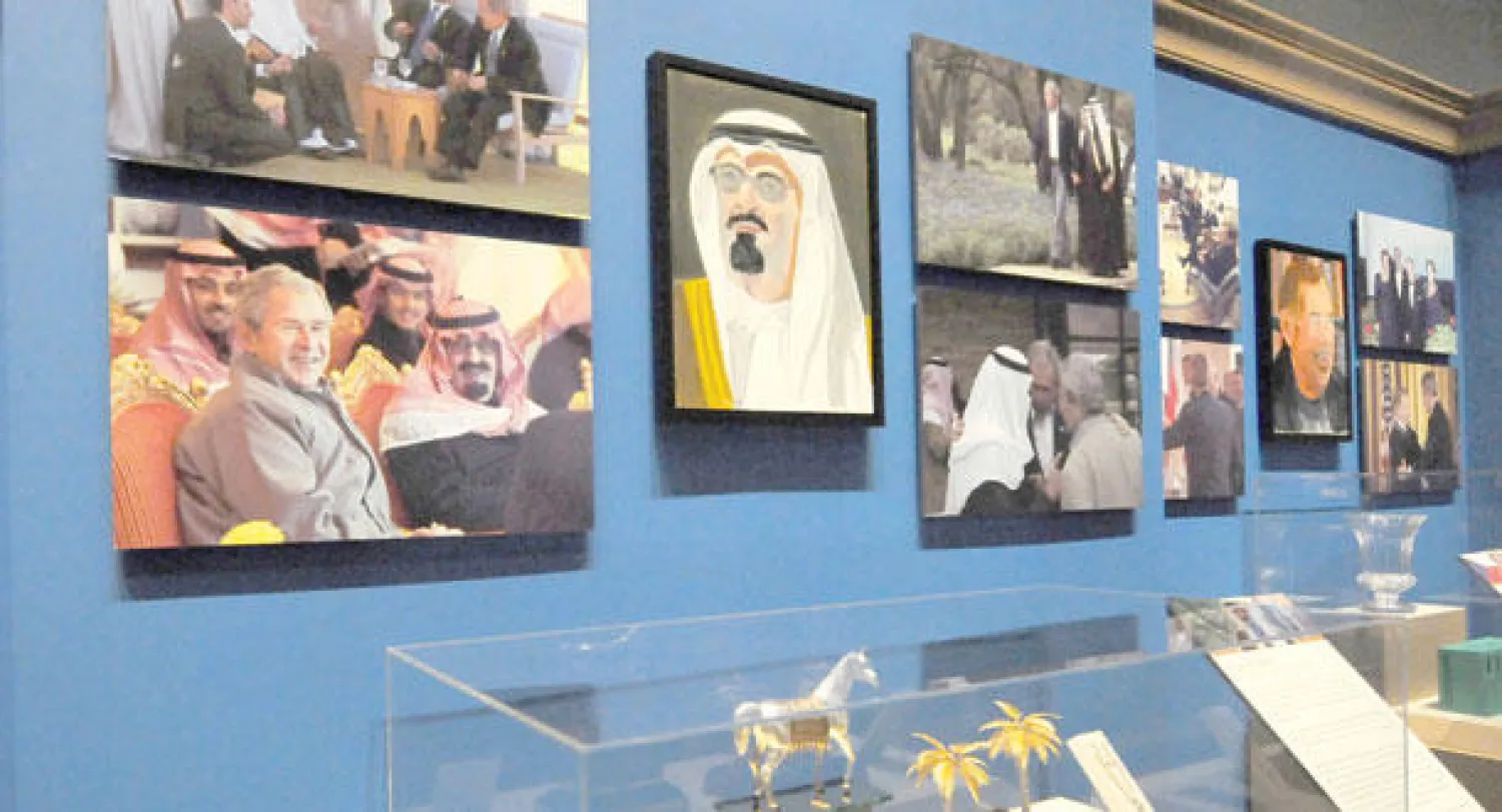 رسومات لبوش الابن تتضمن بورتريهات رسمها لخادم الحرمين الشريفين الملك عبد الله بن عبد العزيز،عرضت في معرض صور بوش بمكتبته الرئاسية في دالاس أمس (أ.ب)