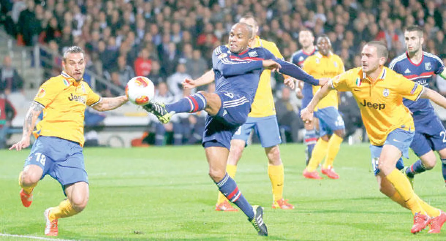 مهاجم ليون  جيمي برياند (وسط) أزعج مدافعي يوفنتوس (رويترز)
