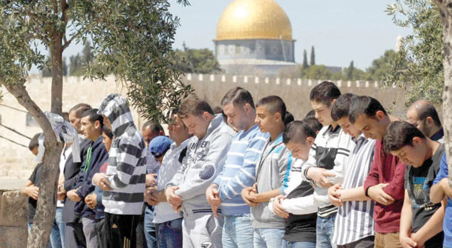 جانب من صلاة الجمعة في القدس أمس (رويترز)