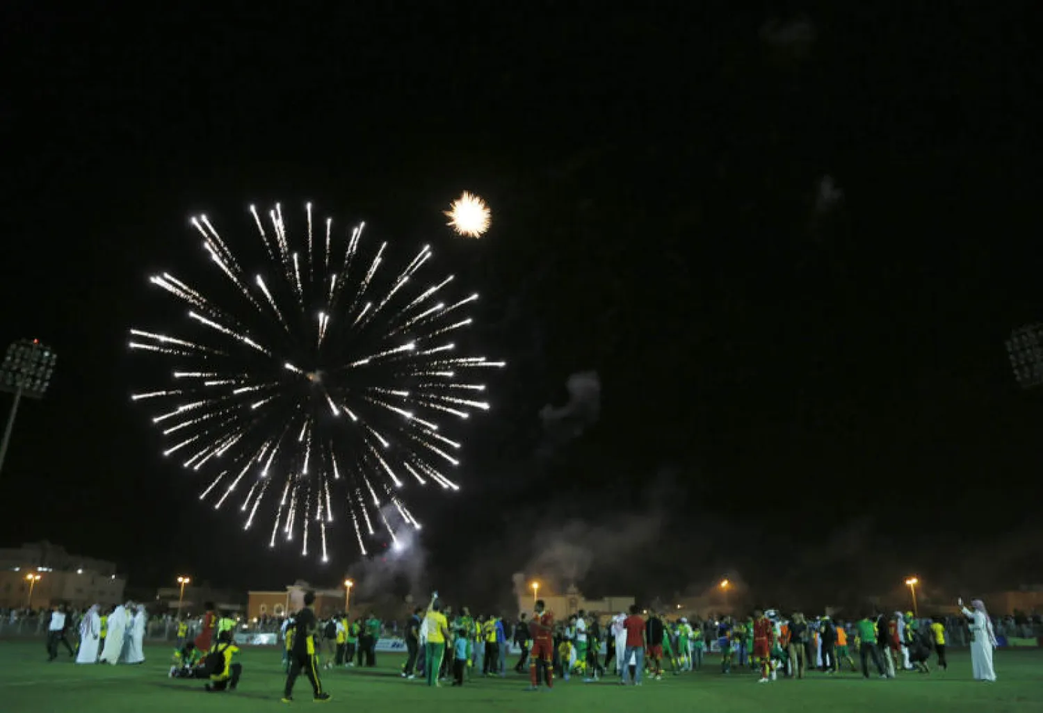 ألعاب نارية واحتفالات صاخبة في سيهات احتفالا بصعود الخليج