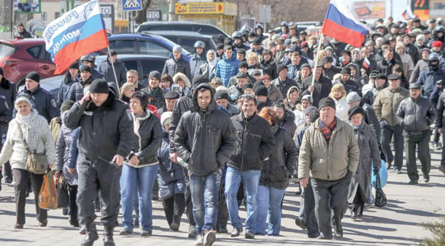 سكان موالون لروسيا نظموا مسيرة في مدينة لوغانسك بشرق أوكرانيا أمس مطالبين بإطلاق سراح رفاق لهم وبعودة الرئيس المعزول فيكتور يانوكوفيتش وتنظيم استفتاء شبيه بالذي نظم في القرم (إ.ب.أ)