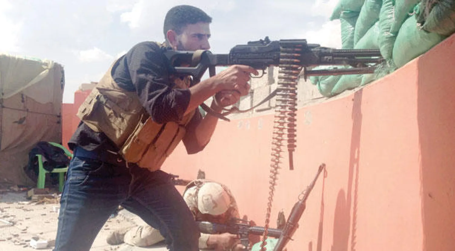 عنصر أمن عراقي خلال اشتباك مسلح مع مقاتلين في الرمادي أول من أمس (رويترز)