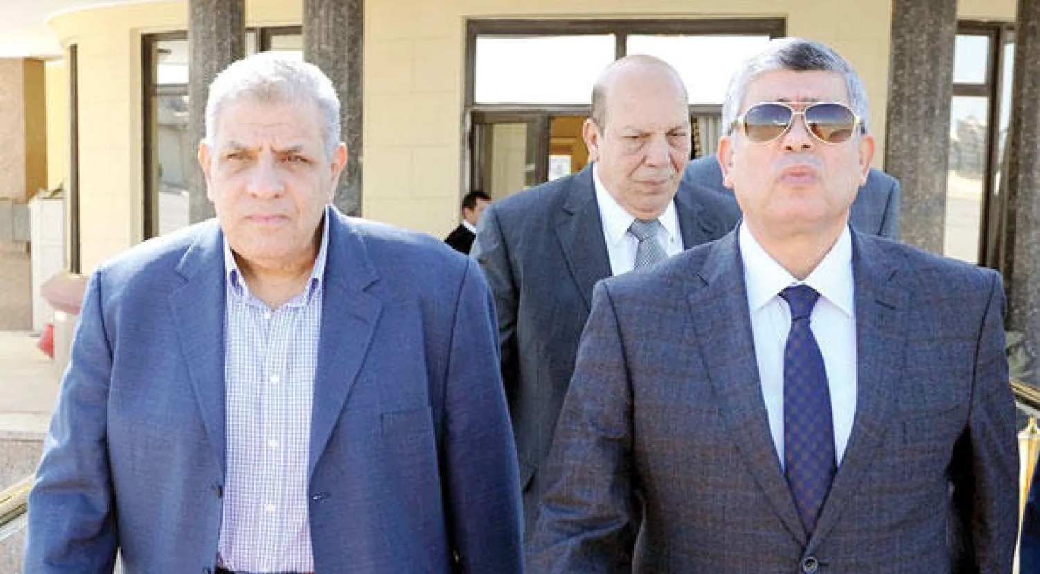 رئيس الوزراء ابراهيم محلب ووزير الداخلية محمد ابراهيم ووزير التنمية المحلية عادل لبيب لدى توجههم أمس إلى محافظة اسوان لاحتواء الاشتباكات الدامية التي نشبت اول من امس بعد صلاة الجمعة بين قبيلتي بني هلال والنوبيين