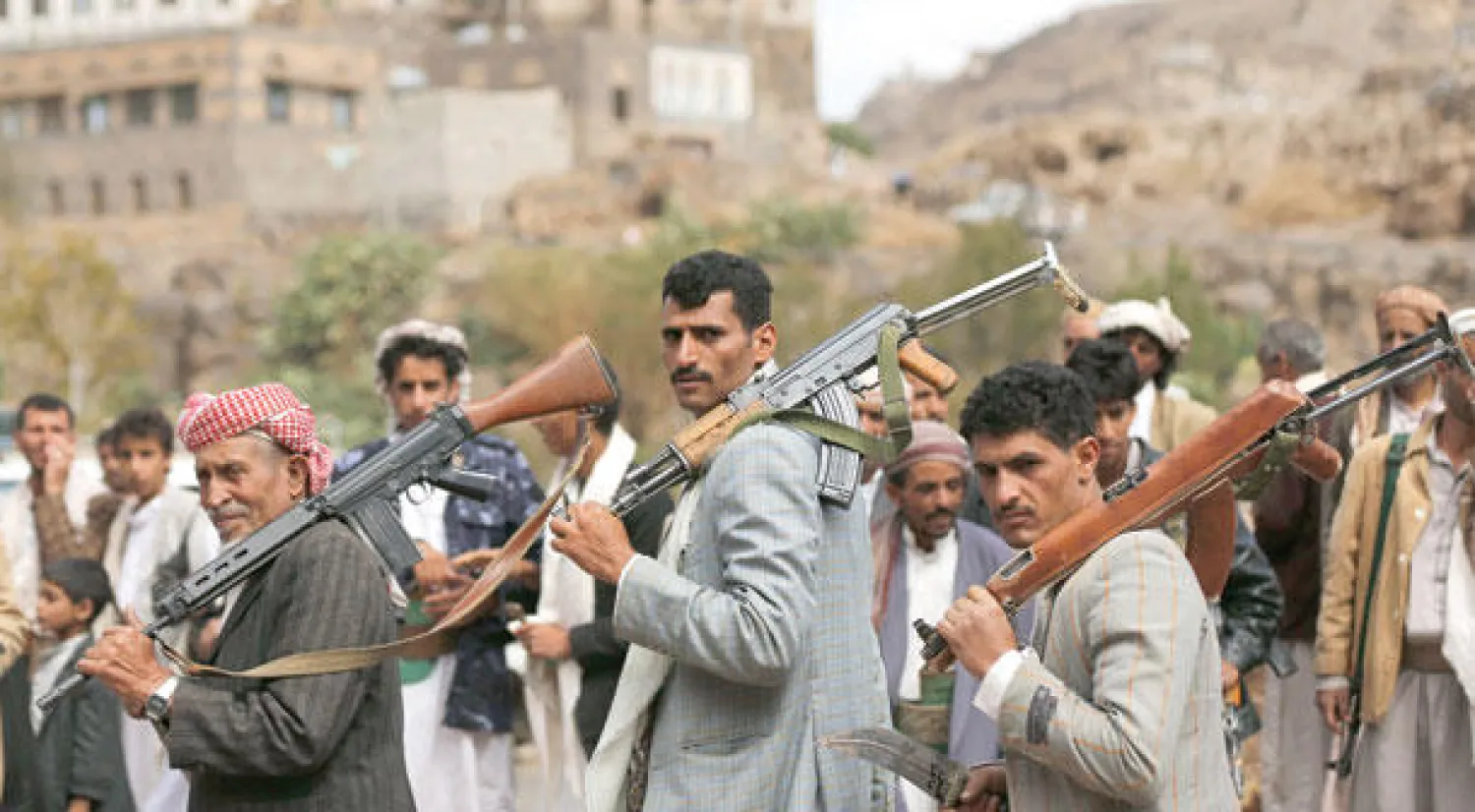 رجال قبائل يؤدون رقصة اليرع التقليدية خلال تجمع في جبال غيل همدان شمال غربي صنعاء أمس (رويترز)