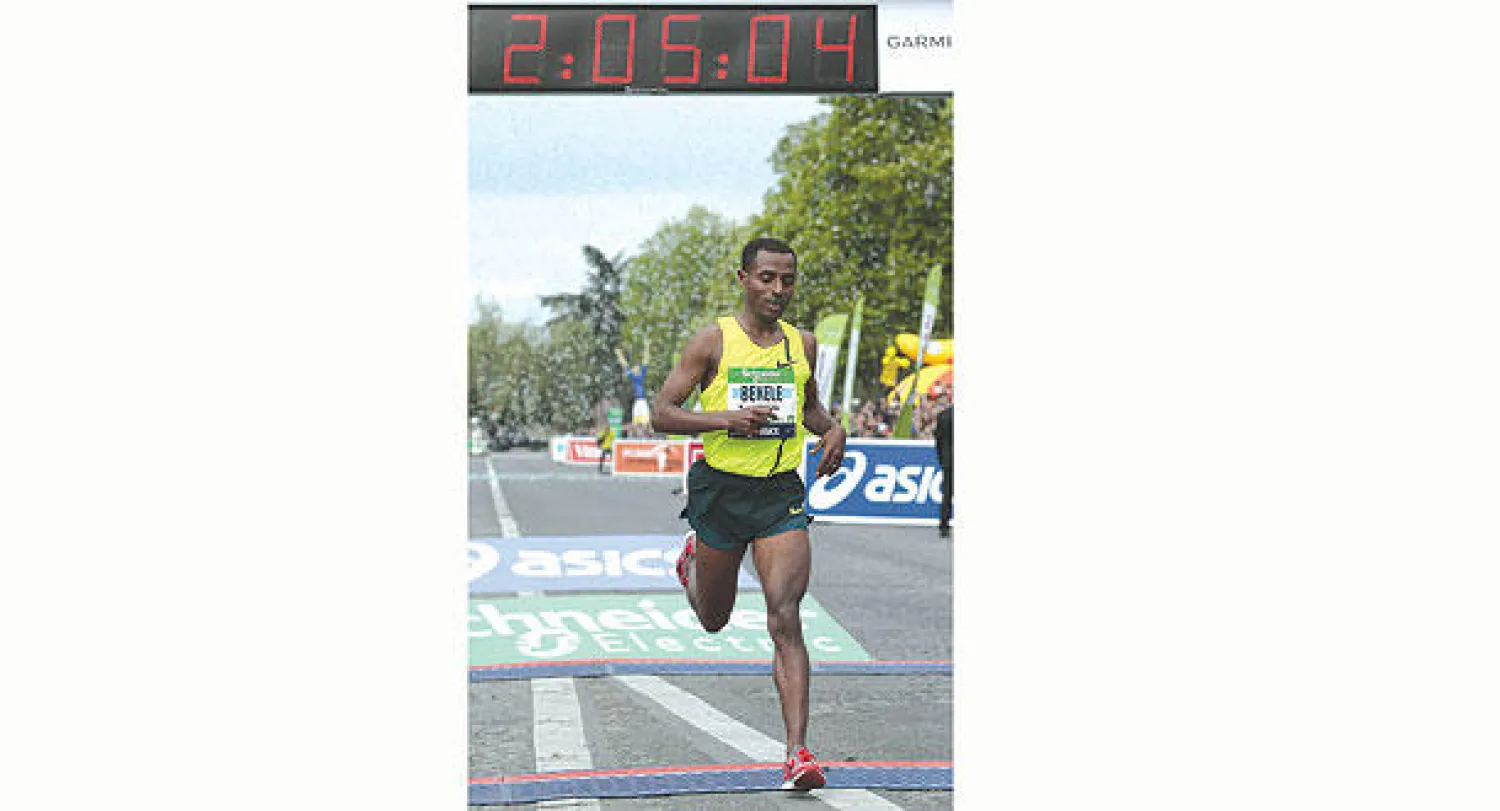 الإثيوبي بيكيلي لحظة وصولة خط النهاية لماراثون باريس (أ.ف.ب)