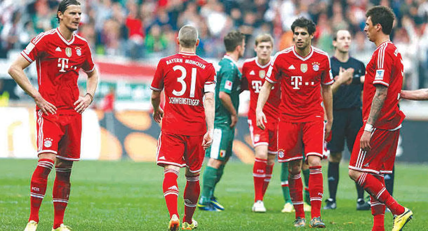 آثار الهزيمة على وجوه لاعبي بايرن ميونيخ بعد السقوط أمام أوغسبورغ (رويترز)