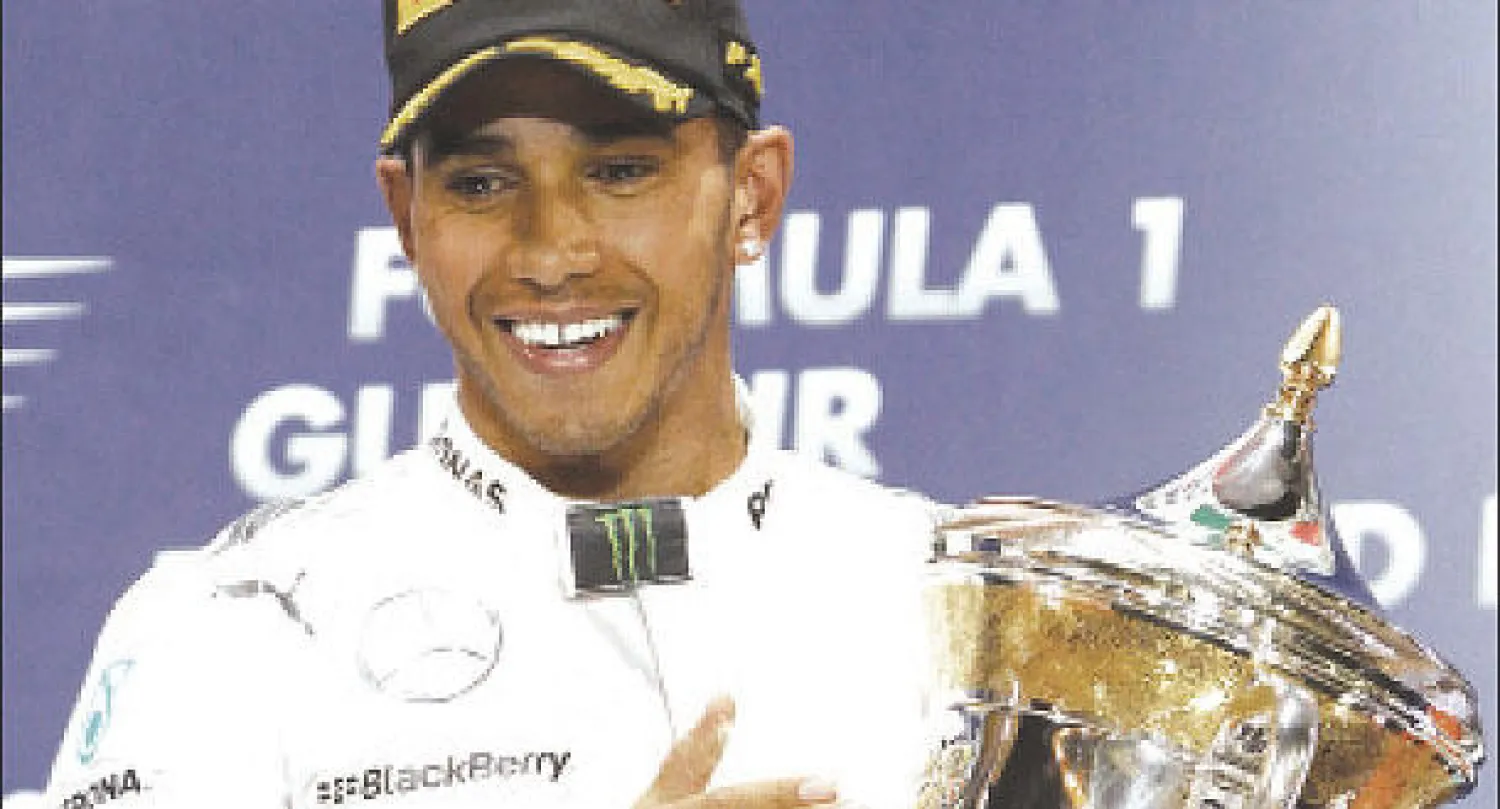 هاميلتون يحتفل بكأس جائزة البحرين الكبرى (رويترز)