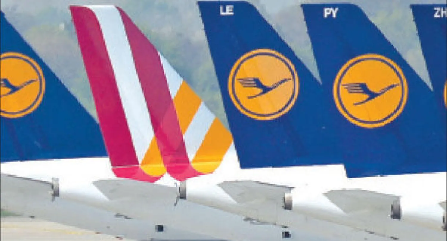 طائرات تابعة لشركة لوفتهانزا الألمانية بينما تقف طائرة تابعة لشركة جيرمان وينجز في الوسط التي تعد من أكثر الشركات منافسة (أ.ب)